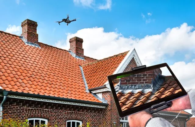 Drone d'inspection survolant une toiture en tuiles à Massy